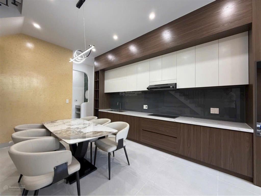Nhà hiếm có tại trung tâm, sát chợ cẩm lệ