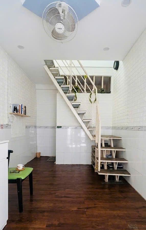 Bán nhà Trường Sơn, QUẬN 10, 3 Tầng, 3 x 4.5 m, giá 2.7 tỷ