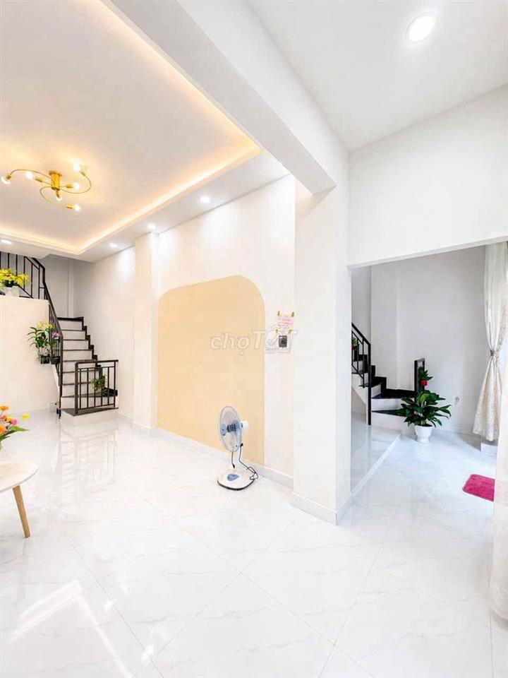 Nhà Mới trung tâm GV, 6.7x8, vị trí đẹp gần Emart Phan Văn Trị, 3 PN