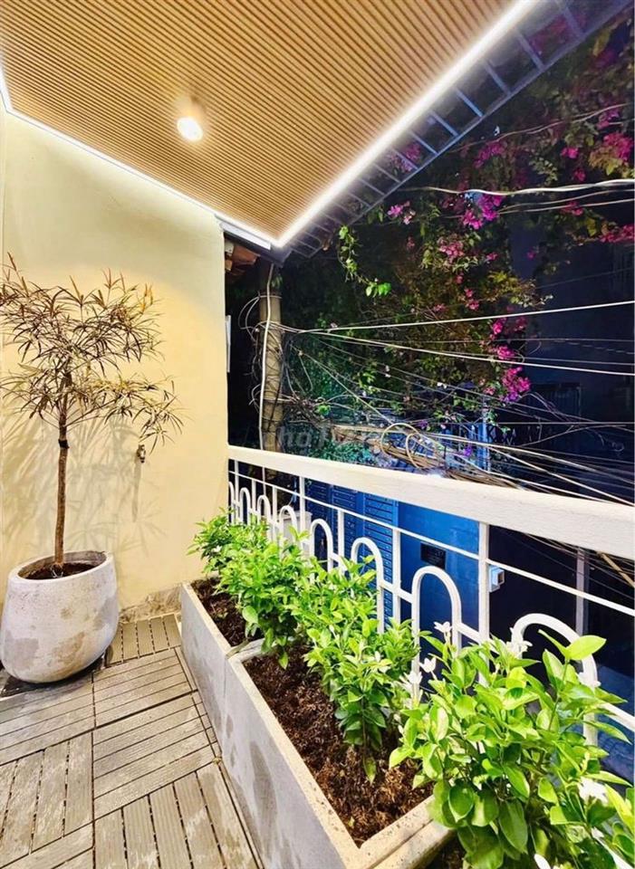 Siêu phẩm Nhà 2 tầng - Hẻm Xe hơi - Gần Vincom Quang Trung 22M2 