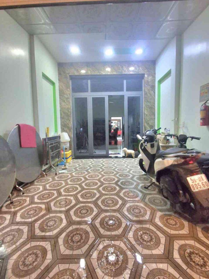 CHỦ ĐỊNH CƯ GẤP BÁN TRONG 1 TUẦN - 7 CHỖ ĐẬU TRONG NHÀ - NHÀ MỚI ĐẸP Ở LIỀN.