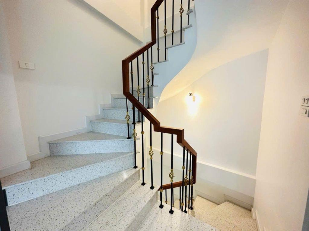 BÁN NHÀ BÁT KHỐI, NHÀ ĐẸP Ở NGAY  8 TỶ 