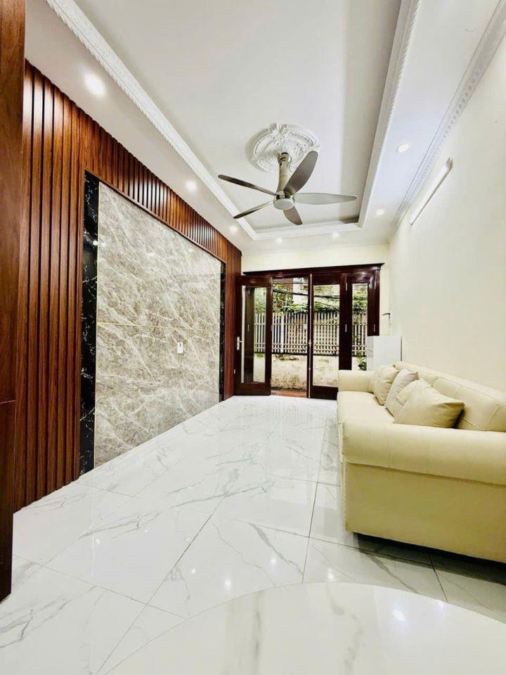BÁN NHÀ ĐẸP BÁT KHỐI, Ô TÔ ĐỖ CỔNG, FULL NỘI THẤT  34㎡  8,2 TỶ 