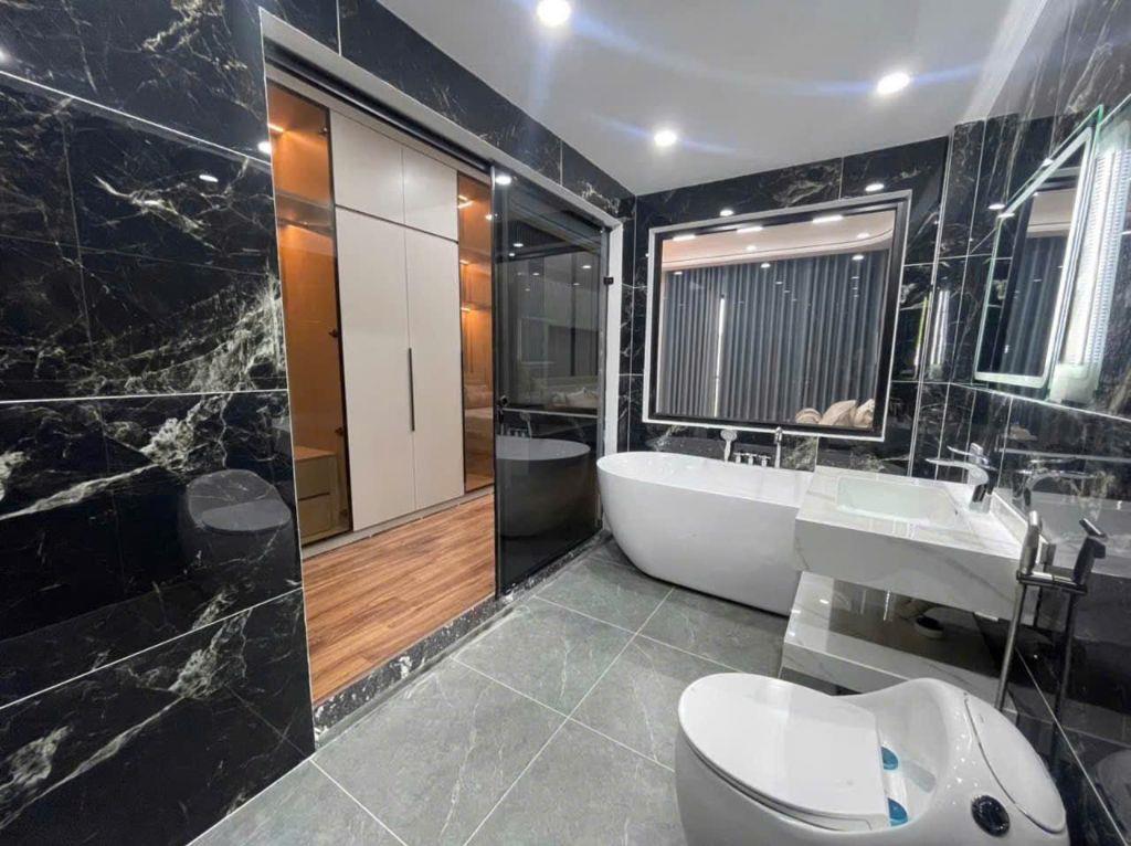 BÁN NHÀ PHỐ TRẠM, NHÀ ĐẸP THANG MÁY XỊN, FULL NỘI THẤT, Ở NGAY, CÓ GARA Ô TÔ,   16 TỶ 