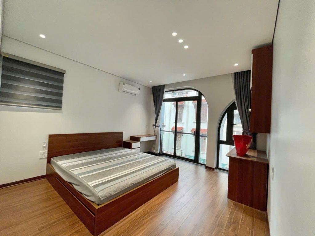 BÁN NHÀ ĐẸP THẠCH BÀN, Ô TÔ ĐỖ CỬA, 6 TẦNG XÂY MỚI, THANG MÁY, `12 TỶ 