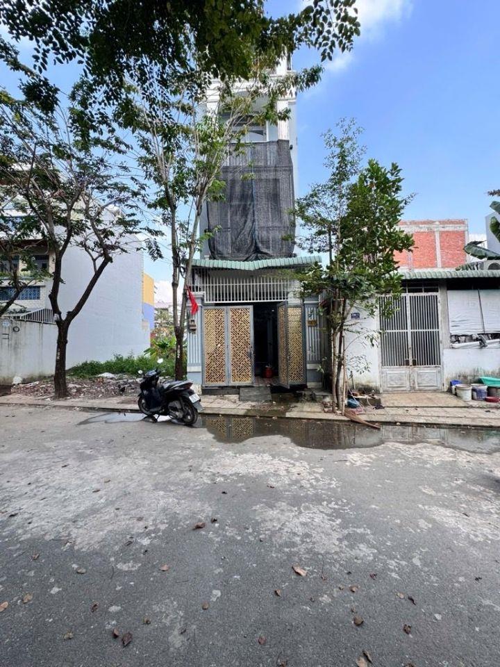 Nhà 4 tầng đường Lò Lu Quận 9, sổ hồng riêng, giá tốt