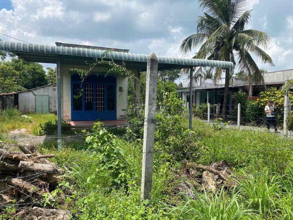 845m2, ngang 40m dài 22m, có sẵn căn nhà cấp 4, 300m2 Tc