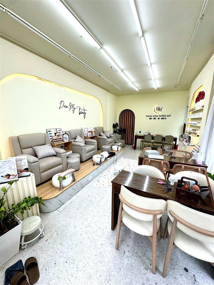 SANG NHƯỢNG TIỆM NAIL – MI – GỘI TRÊN TRỤC ĐƯỜNG CHÍNH MẶT TIỀN GÓC 687 LẠC LONG QUÂN,