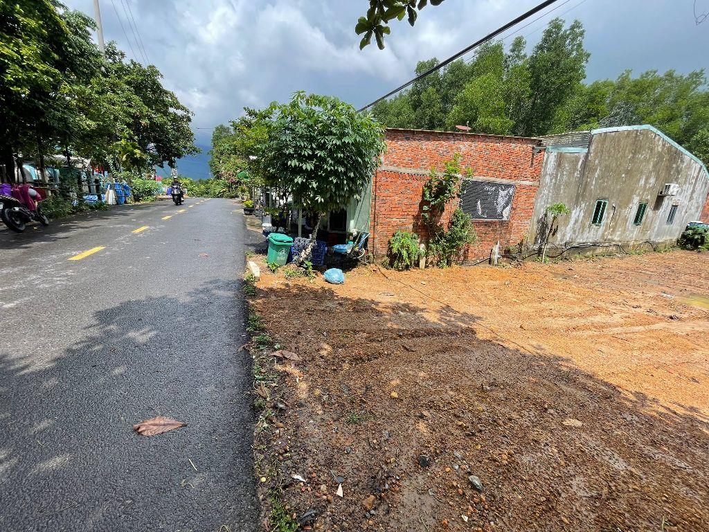 CƠ HỘI SỞ HỮU LÔ ĐẤT 120M² NGAY TRỤC ĐƯỜNG HÒA PHÚ – ĐỐI DIỆN TRƯỜNG TIỂU HỌC, GIÁ 1 TỶ 350