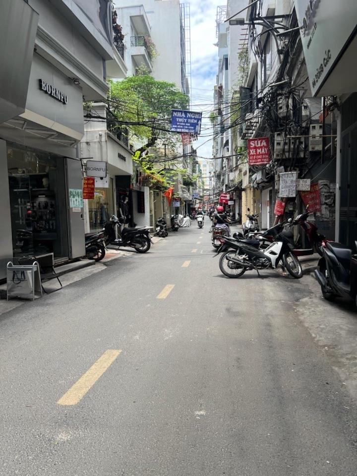 Nhà mặt phố Đông Các, 60.1m2, giá: 32,8 tỷ