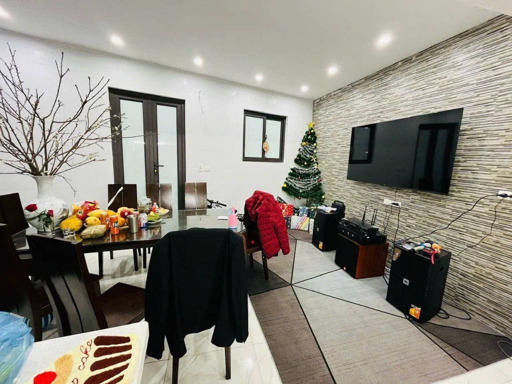 Cần tiền bán nhanh nhà 61m2 Văn Miếu - Quốc Tử Giám, giá 12 tỷ, sổ đỏ chính chủ
