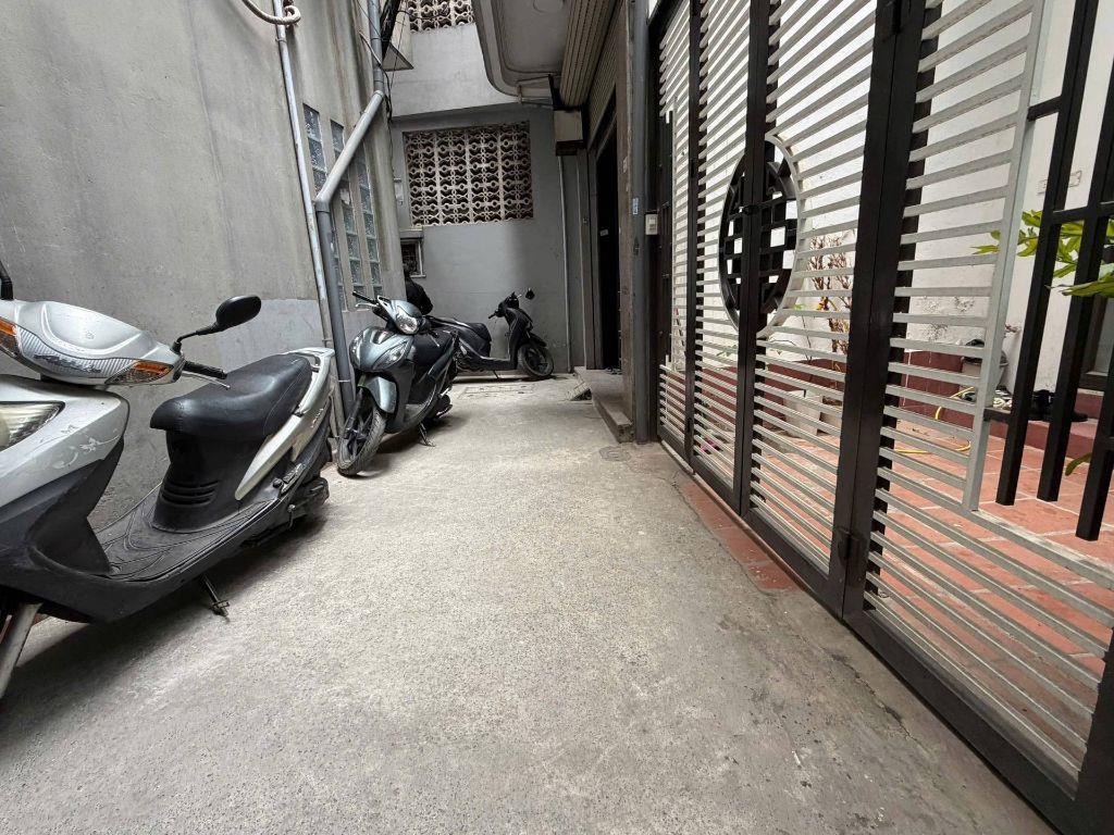 Cần tiền bán nhanh nhà 61m2 Văn Miếu - Quốc Tử Giám, giá 12 tỷ, sổ đỏ chính chủ