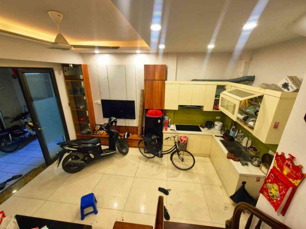 Chốt nhanh trong tháng nhà 33m2 Láng, giá 10 tỷ, sổ đỏ chính chủ