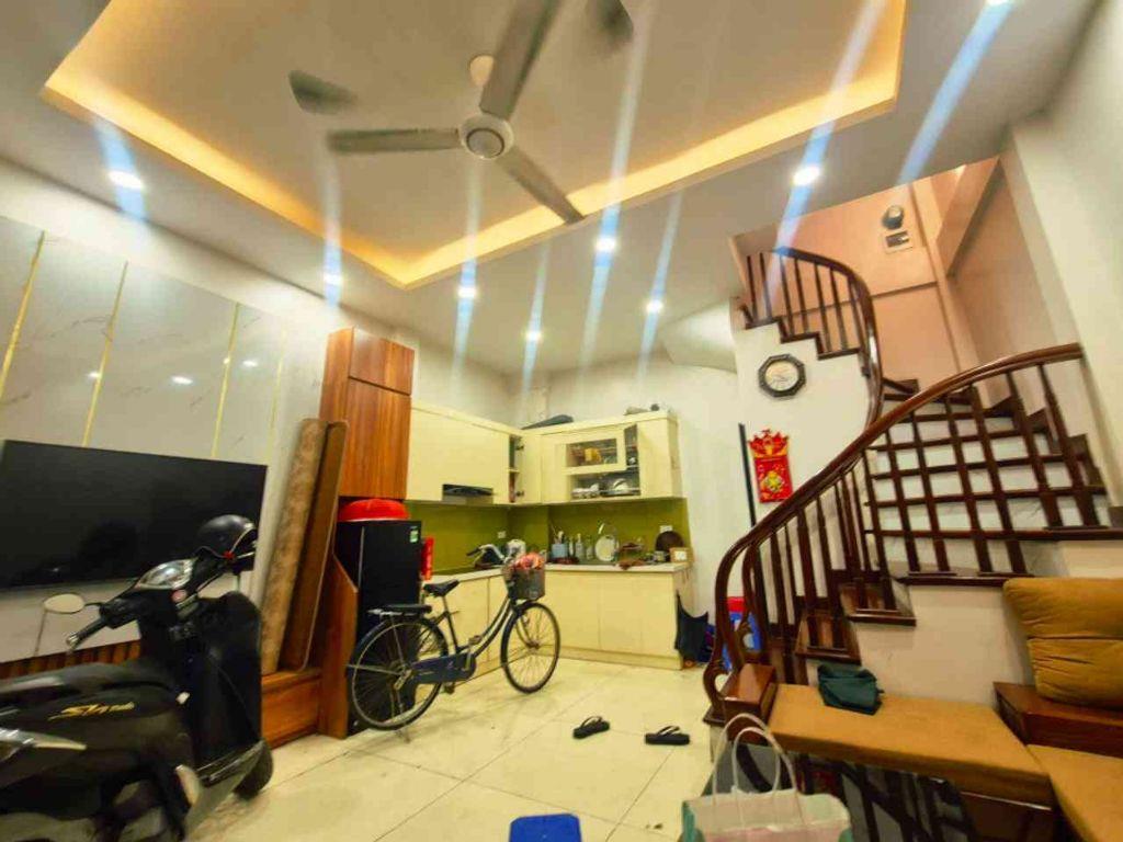 Chốt nhanh trong tháng nhà 33m2 Láng, giá 10 tỷ, sổ đỏ chính chủ