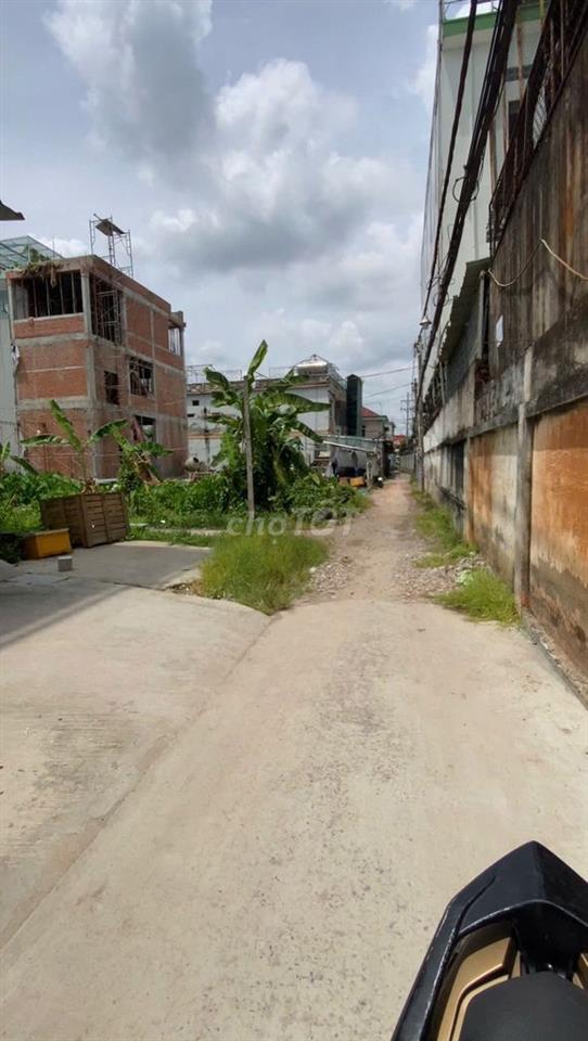 Bán đất Quốc lộ 1A, DT: 4x16,5m. Nở hậu 5,1m. CN 77m2. Hẻm 3 gác.