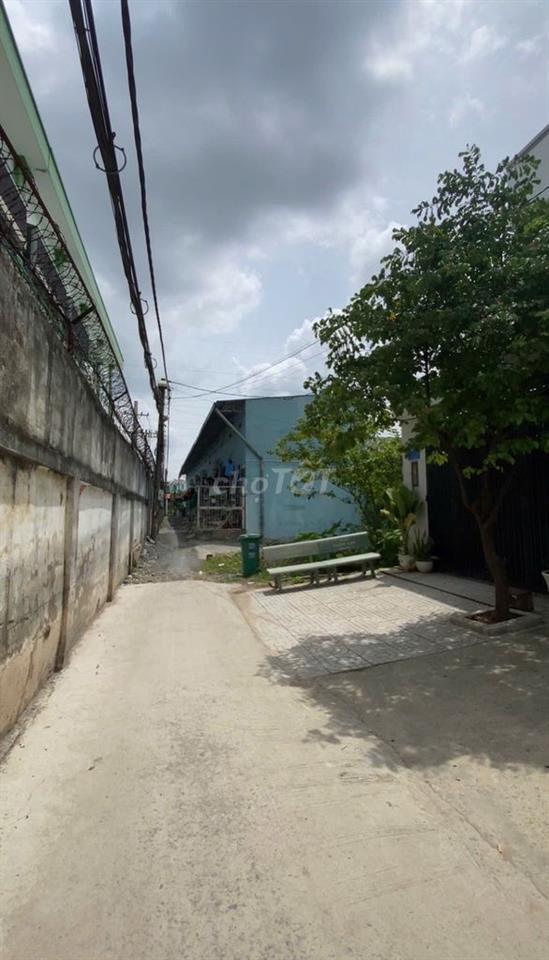 Bán đất Quốc lộ 1A, DT: 4x16,5m. Nở hậu 5,1m. CN 77m2. Hẻm 3 gác.
