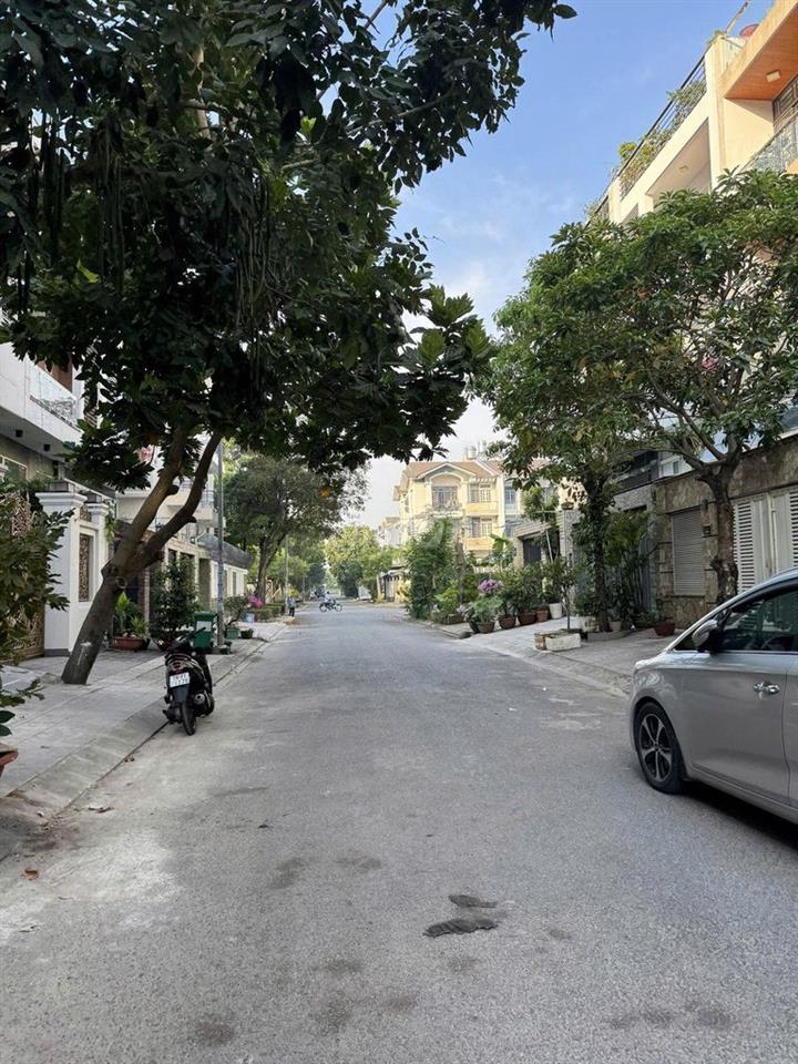 NHÀ CHO THUÊ Đặng Thùy Trâm. DT: 6x22m. Trệt lửng 3 lầu. Gần ĐH
