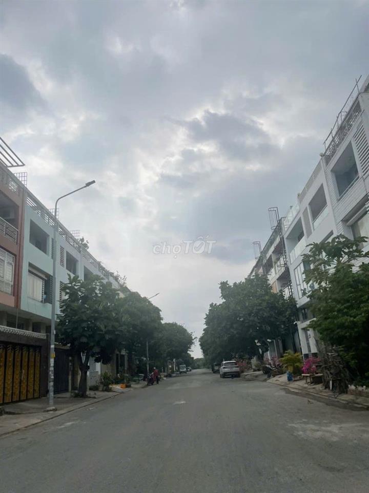 Biệt thự Bình Lợi. DT 14X15M.  Trệt 2 Lầu, áp mái. Sát công viên