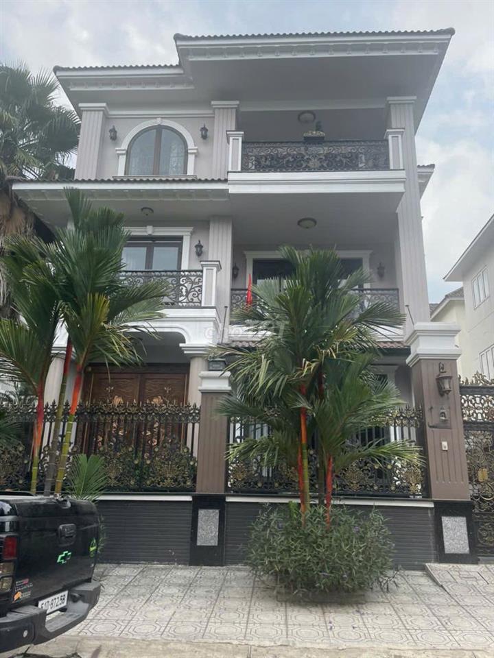 Biệt thự Bình Lợi. DT 14X15M.  Trệt 2 Lầu, áp mái. Sát công viên