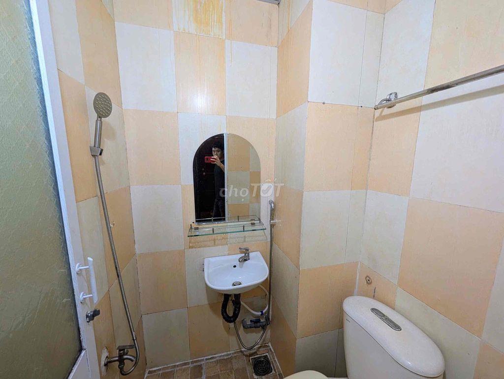 trọ gác giá học sinh 3tr8 ngay lê quang định có máy lạnh