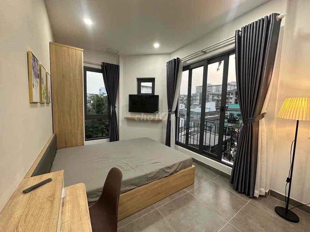 STUDIO FULL NỘI THẤT BAN CÔNG + CỬA SỔ TRỜI – SÁT QUẬN 1