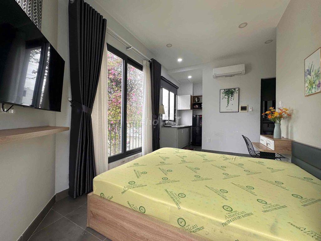 STUDIO FULL NỘI THẤT BAN CÔNG + CỬA SỔ TRỜI – SÁT QUẬN 1