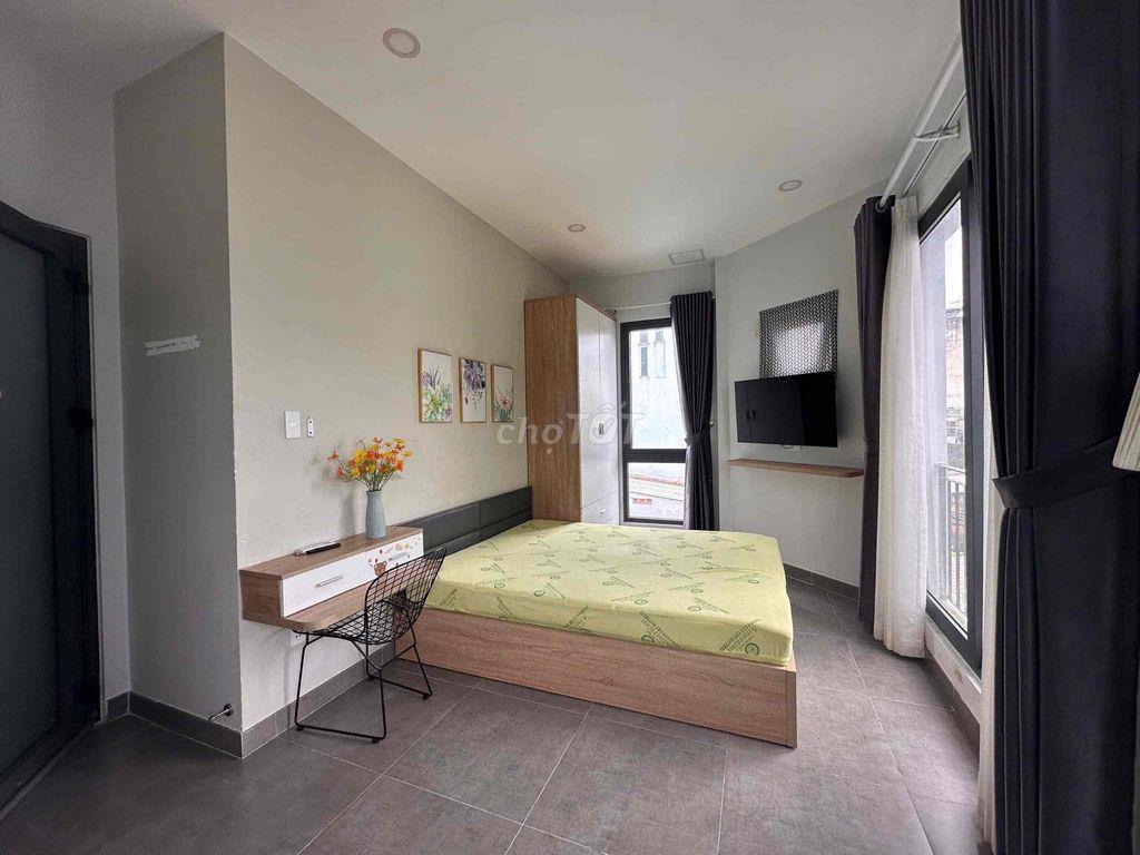 STUDIO FULL NỘI THẤT BAN CÔNG + CỬA SỔ TRỜI – SÁT QUẬN 1