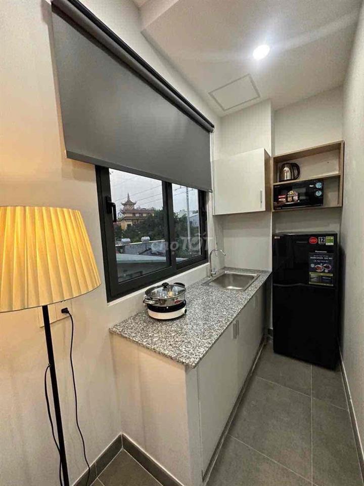 STUDIO FULL NỘI THẤT BAN CÔNG + CỬA SỔ TRỜI – SÁT QUẬN 1