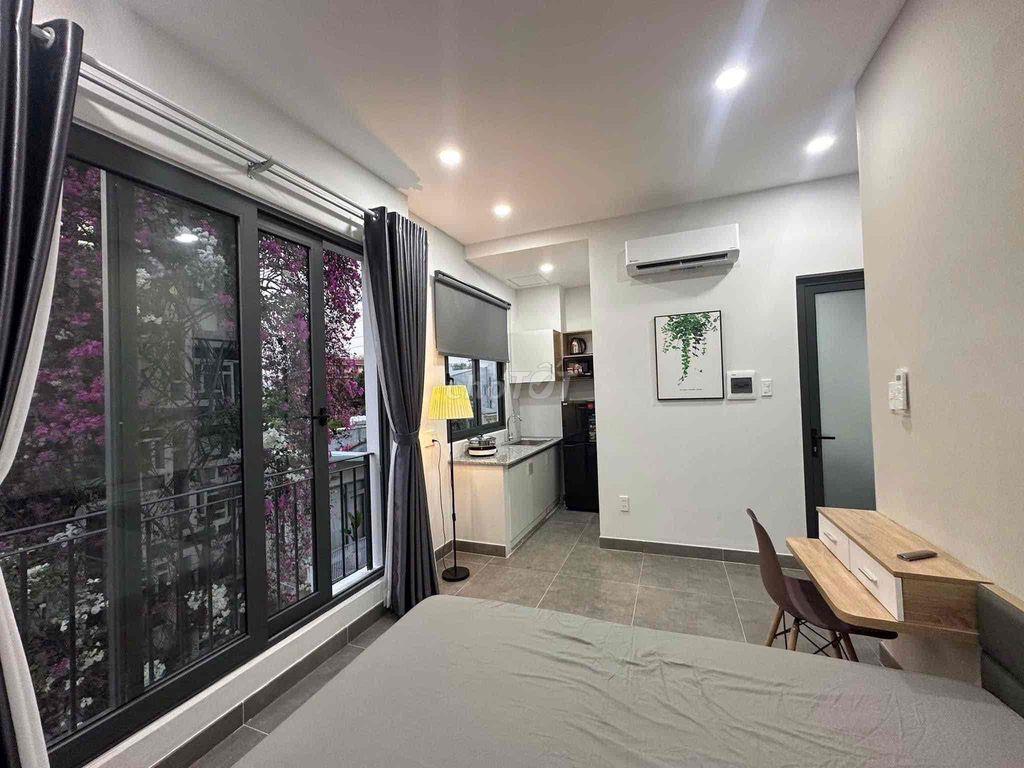 STUDIO FULL NỘI THẤT BAN CÔNG + CỬA SỔ TRỜI – SÁT QUẬN 1