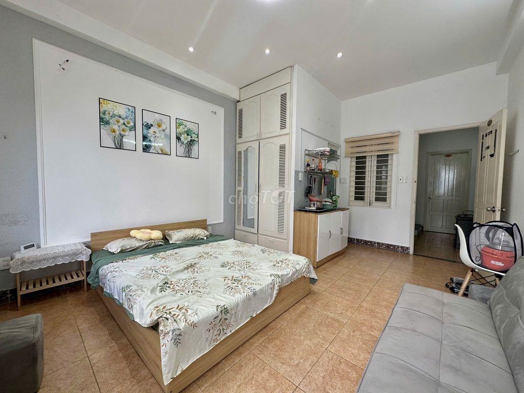 Phòng Ban Công 30m2, Full NT Gần Sân Bay, CV Hoàng Văn Thụ, ĐH UFM