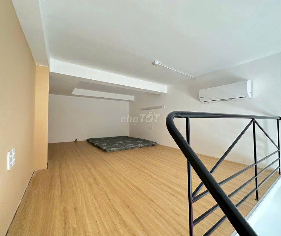 CĂN HỘ ĐẸP GÁC CAO GIÁ RẺ, CỬA SỔ TRỜI 30m2, GẦN HÀNG XANH, QUẬN 1