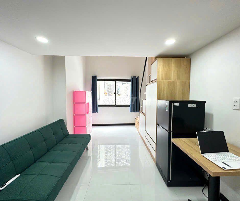 CĂN HỘ ĐẸP GÁC CAO GIÁ RẺ, CỬA SỔ TRỜI 30m2, GẦN HÀNG XANH, QUẬN 1