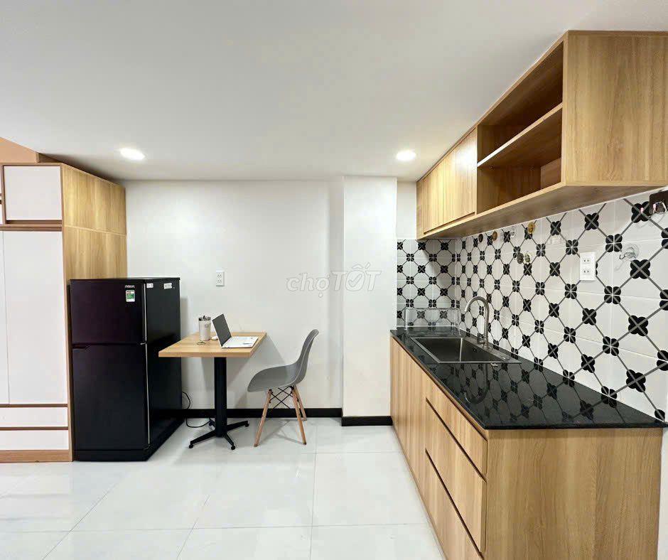 CĂN HỘ ĐẸP GÁC CAO GIÁ RẺ, CỬA SỔ TRỜI 30m2, GẦN HÀNG XANH, QUẬN 1