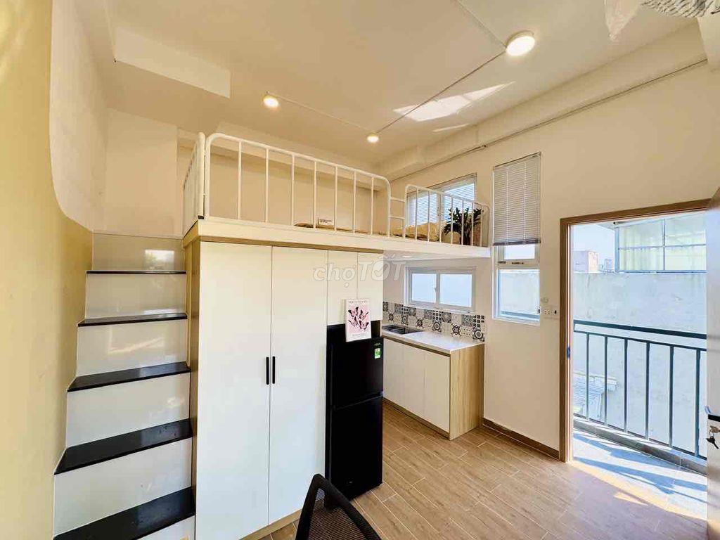 PHÒNG ĐẸP GIÁ RẺ CÓ GÁC RỘNG 30m2 BAN CÔNG THOÁNG GẦN ĐH VLU, UEF, Q1