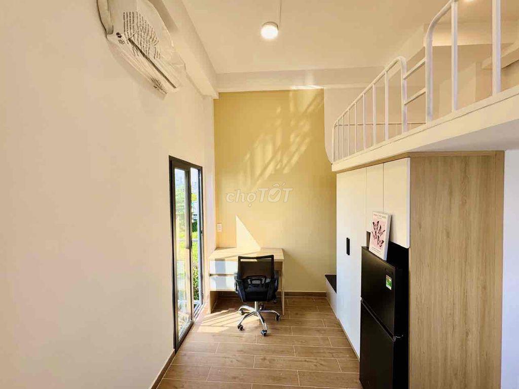 PHÒNG ĐẸP GIÁ RẺ CÓ GÁC RỘNG 30m2 BAN CÔNG THOÁNG GẦN ĐH VLU, UEF, Q1