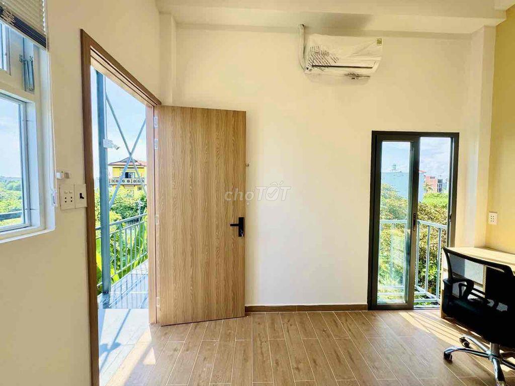 PHÒNG ĐẸP GIÁ RẺ CÓ GÁC RỘNG 30m2 BAN CÔNG THOÁNG GẦN ĐH VLU, UEF, Q1