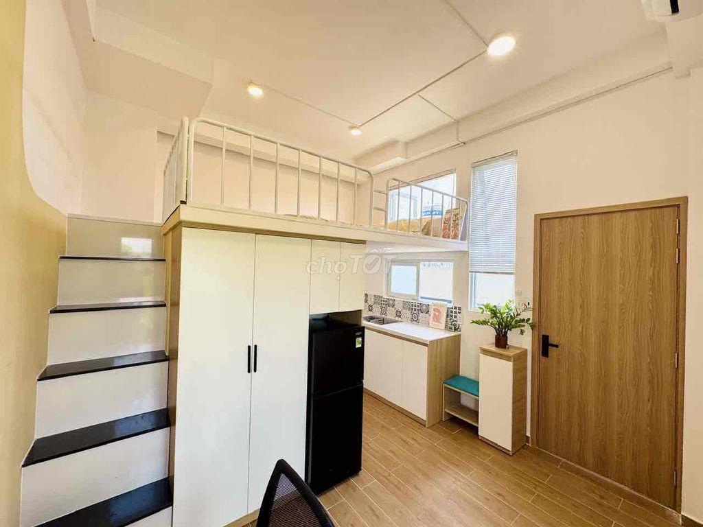 PHÒNG ĐẸP GIÁ RẺ CÓ GÁC RỘNG 30m2 BAN CÔNG THOÁNG GẦN ĐH VLU, UEF, Q1