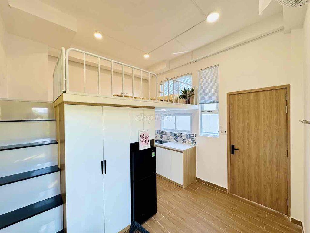 PHÒNG ĐẸP GIÁ RẺ CÓ GÁC RỘNG 30m2 BAN CÔNG THOÁNG GẦN ĐH VLU, UEF, Q1
