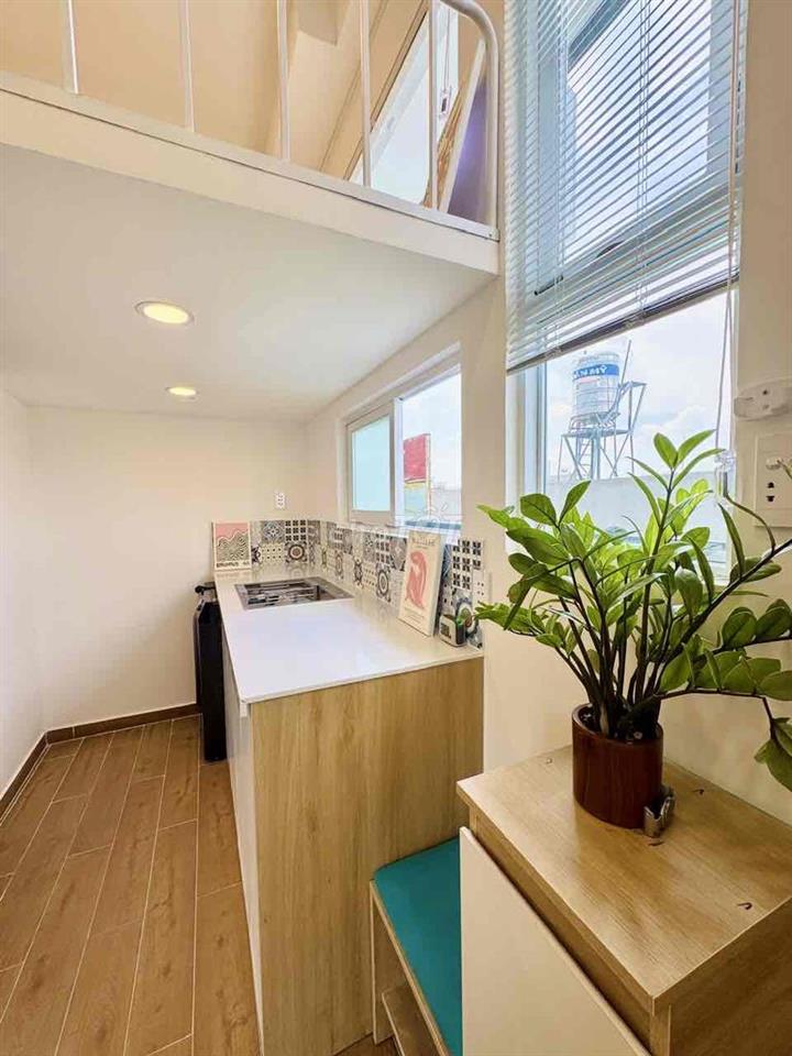 PHÒNG ĐẸP GIÁ RẺ CÓ GÁC RỘNG 30m2 BAN CÔNG THOÁNG GẦN ĐH VLU, UEF, Q1