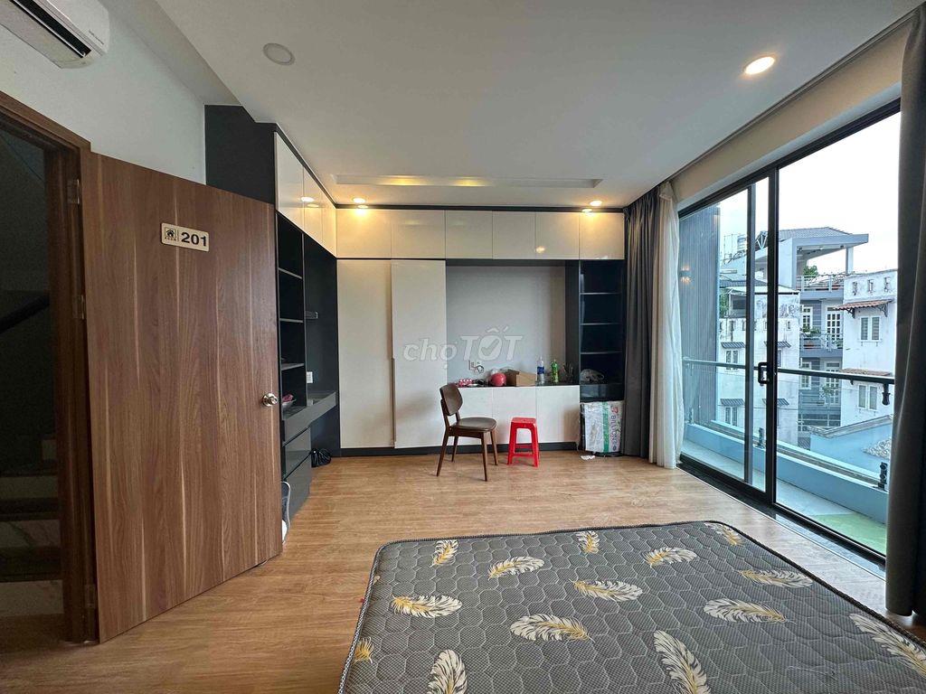 Ban Công Lớn Giá Rẻ Ngay Nguyễn Gia Trí Full Nội Thất Máy Giặt Riêng