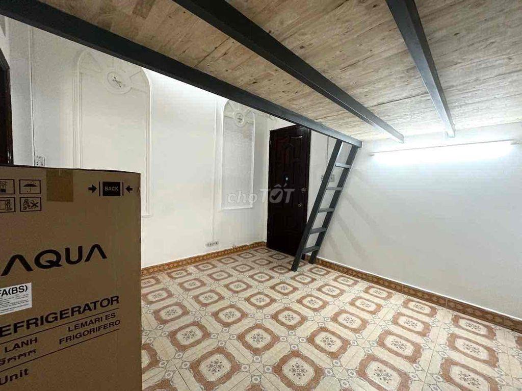 5TR5 gác cửa sổ rộng như hình ngay 135 Nguyễn Hữu Cảnh