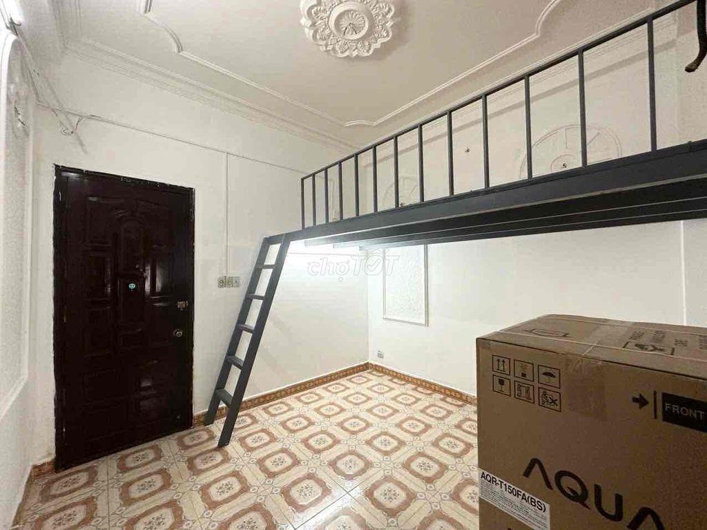 5TR5 gác cửa sổ rộng như hình ngay 135 Nguyễn Hữu Cảnh
