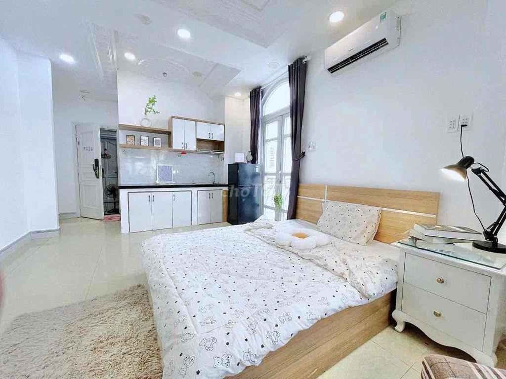 Căn hộ ban công lớn - Full nội thất - thang máy ngay khu Sân bay