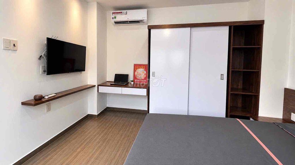 Căn hộ 1 phòng ngủ full nội thất ban công thoáng mát Quận 1 9tr3