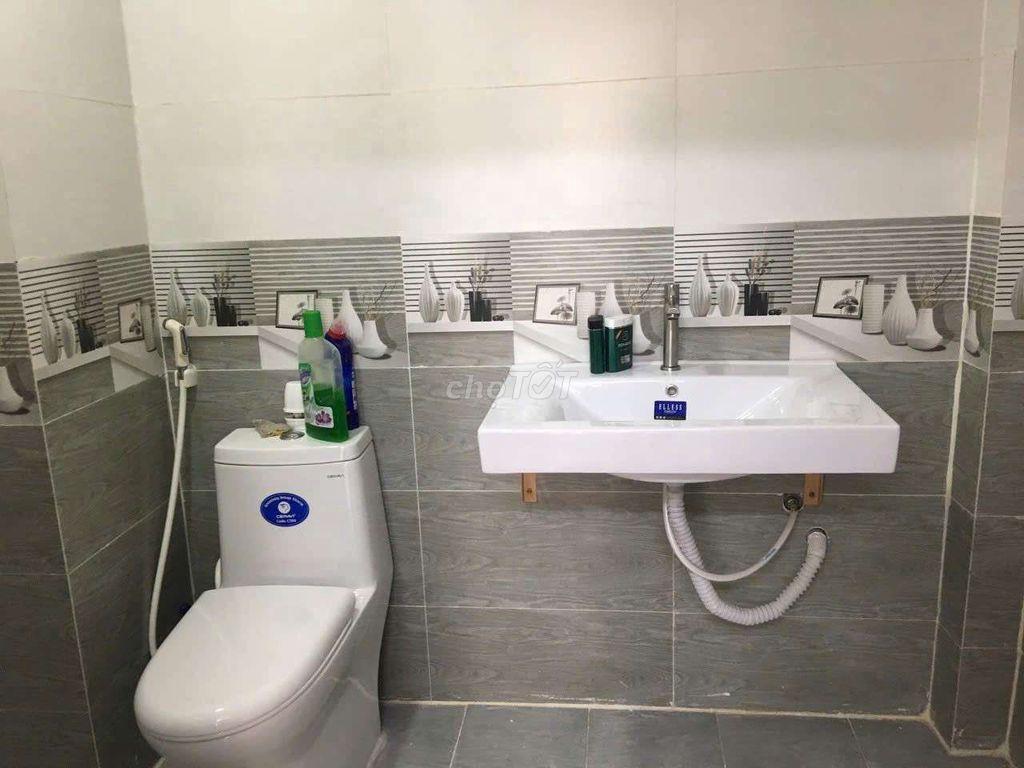 Nguyên căn cho thuê 1t 2l 3pn Võ Văn Kiệt Quận 1. 