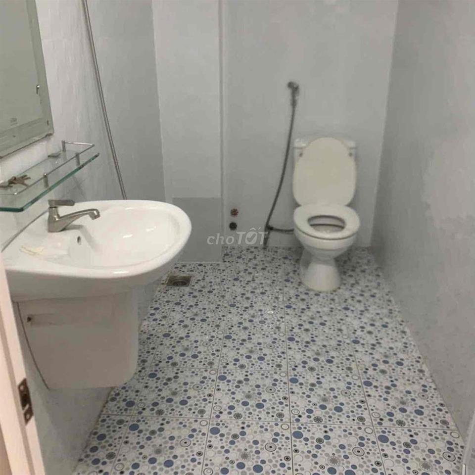 còn 1 phòng trống tầng 3 diện tích 20m có máy lạnh . có niệm .may nuoc