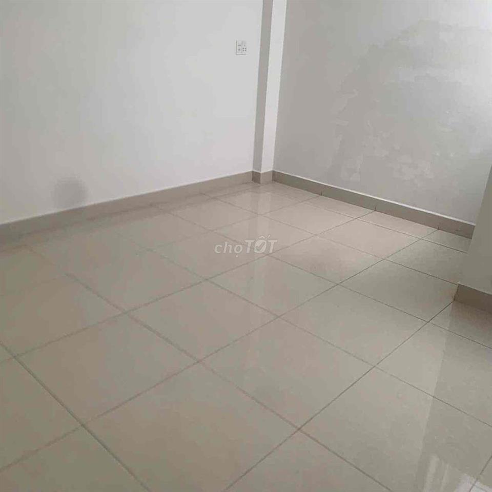 còn 1 phòng trống tầng 3 diện tích 20m có máy lạnh . có niệm .may nuoc