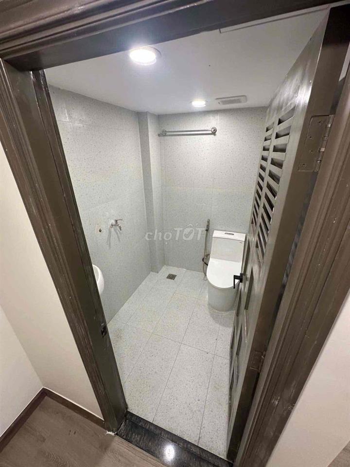 Cho thuê mặt bằng mặt tiền khu sầm uất đường Lý Chính Thắng quận 03. D