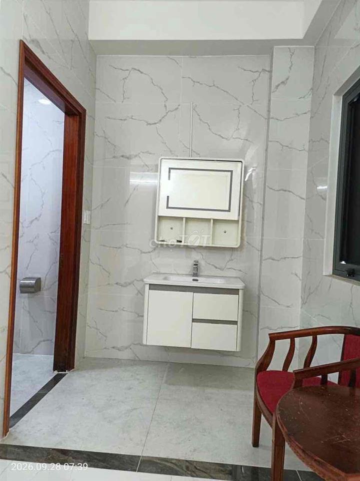 Có 5 phòng 6 toilet  - Tầng trệt - Tầng 1 +2 mỗi tầng có 2 phòng ngủ -