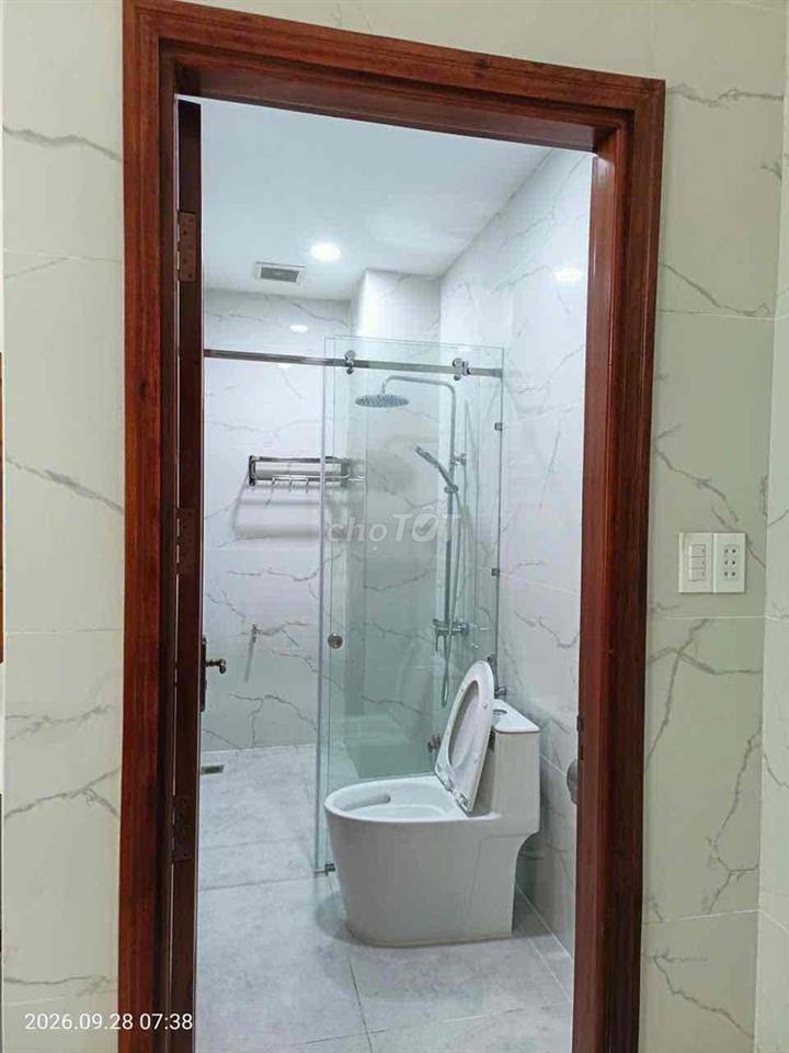 Có 5 phòng 6 toilet  - Tầng trệt - Tầng 1 +2 mỗi tầng có 2 phòng ngủ -